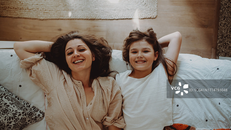 美丽的母亲和女儿在家中共度美好时光，玩得很开心图片素材