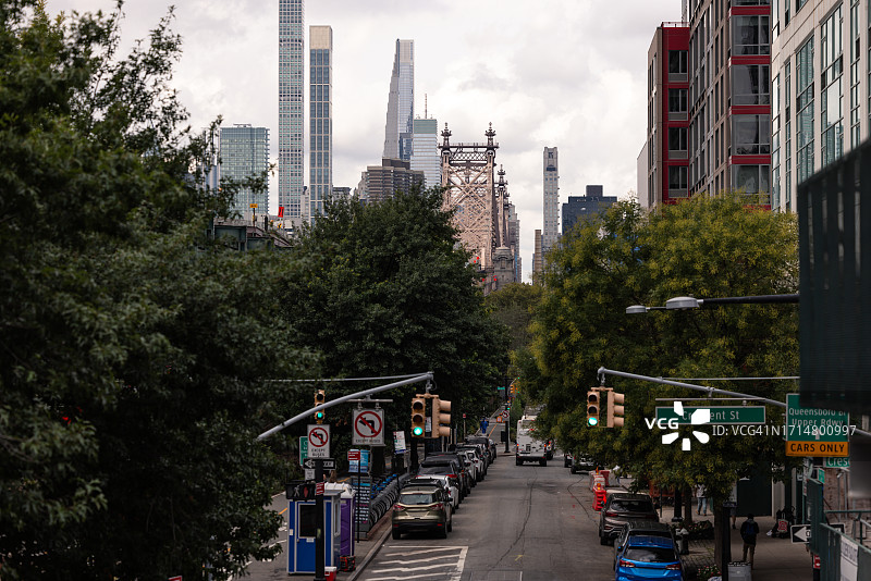 眺望曼哈顿中城和昆斯伯勒大桥图片素材