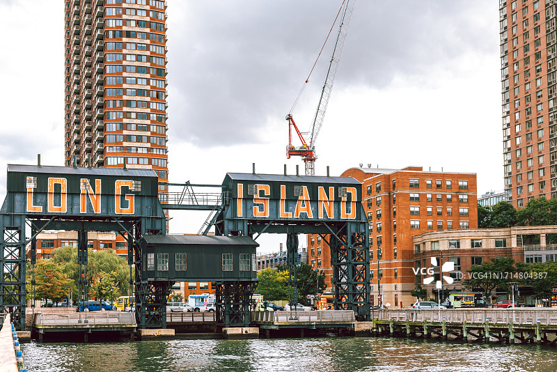 纽约皇后区长岛市海滨公共公园和新建的现代化建筑图片素材