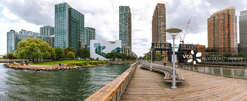 纽约皇后区长岛市海滨公共公园和新建的现代化建筑图片素材