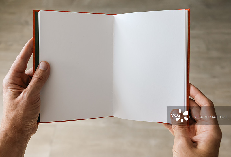手持空白书本图片素材