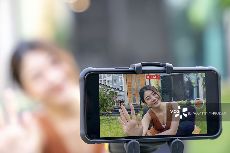 在家直播的女性化妆图片素材