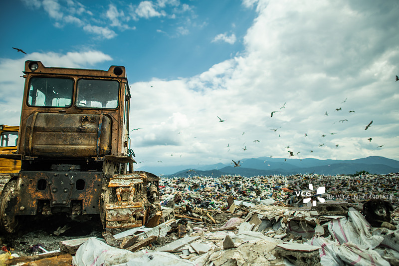 垃圾场和推土机，环境破坏、空气和水污染以及生态危机概念图片素材