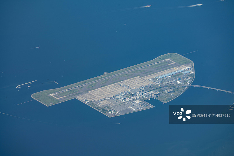 从飞机上俯瞰日本爱知县的中部国际机场图片素材