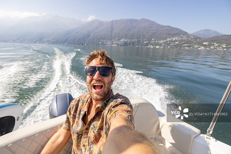 男子在船上自拍图片素材