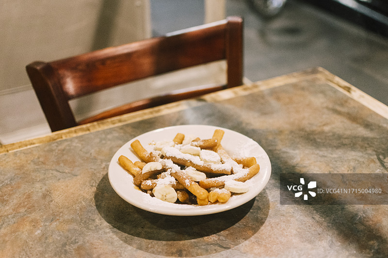 新奥尔良风味的贝涅饼和香蕉福斯特甜点图片素材