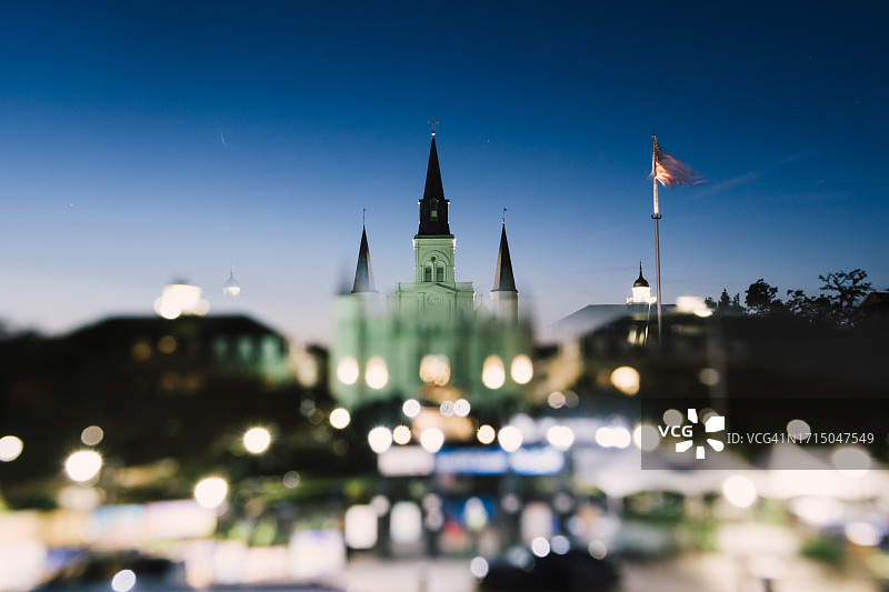 新奥尔良地标：法国区和杰克逊广场，散景灯光照明图片素材