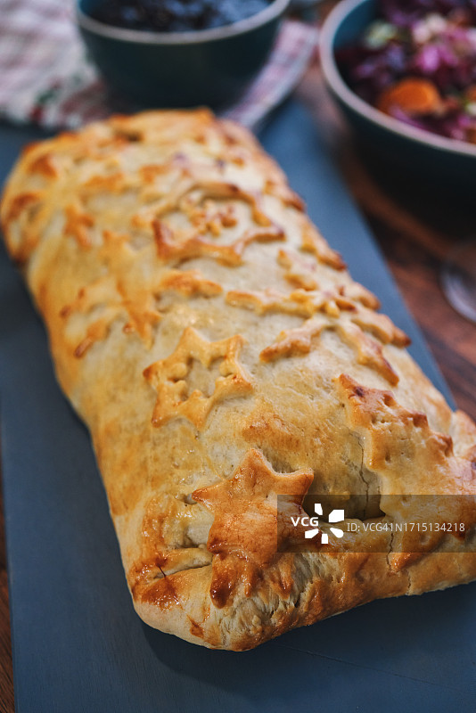 准备纯素蘑菇惠灵顿牛肉过圣诞节晚餐图片素材