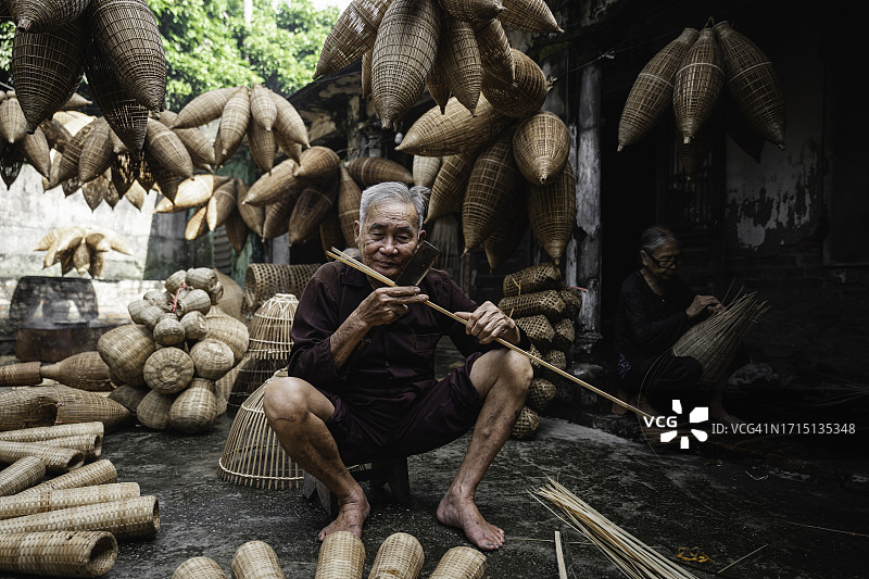 越南：塔特文村制作传统竹制鱼笼的老人图片素材