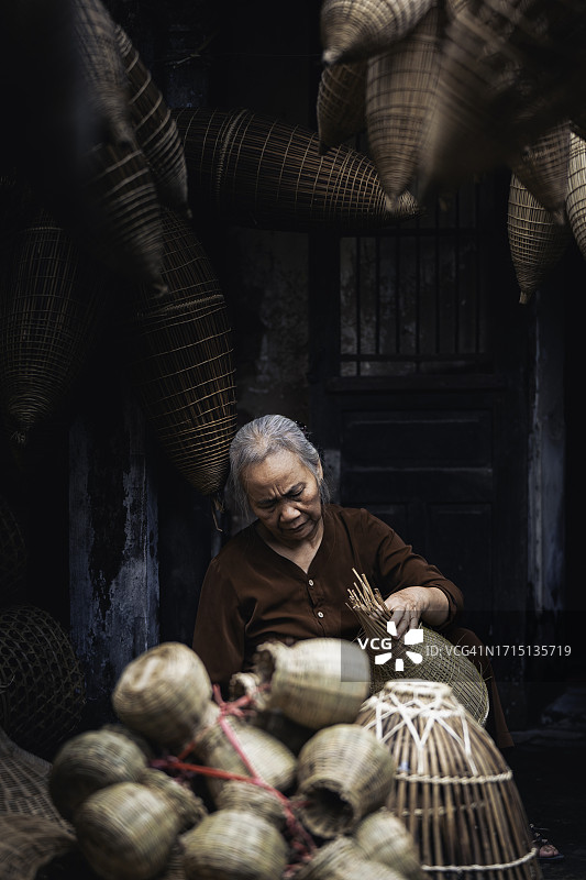 越南：塔特文村制作传统竹制鱼笼的老人图片素材