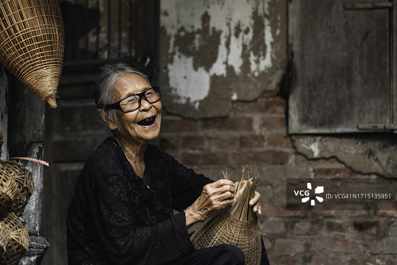 越南：塔特文村制作传统竹制鱼笼的老人图片素材