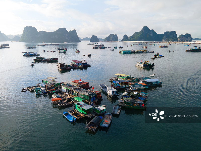 越南下龙湾吉婆岛水上别墅图片素材