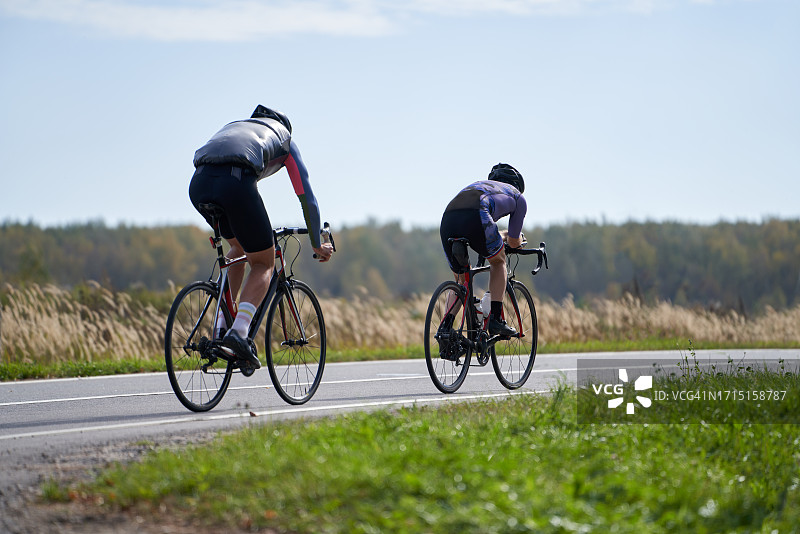 队友在乡村进行公路自行车训练图片素材