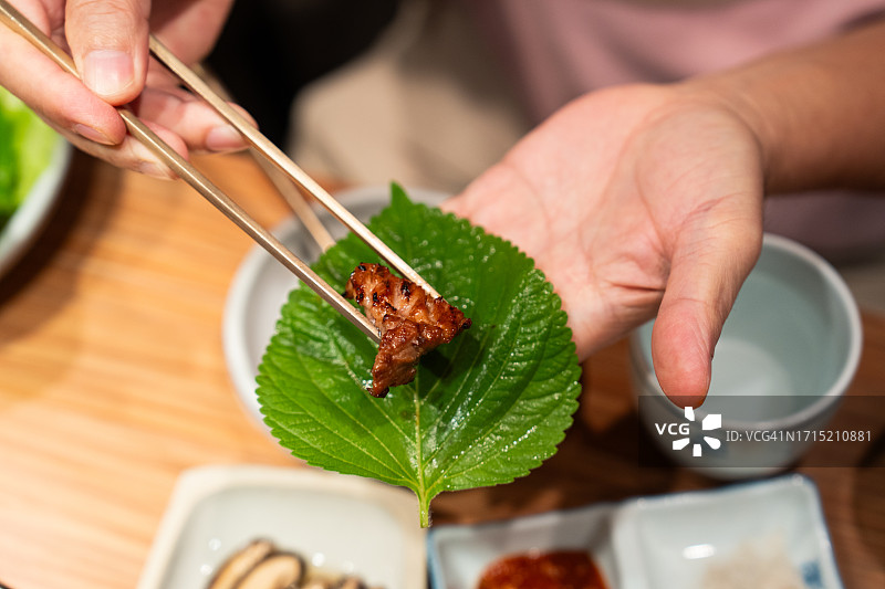 在韩国餐厅，配有韩式生菜图片素材