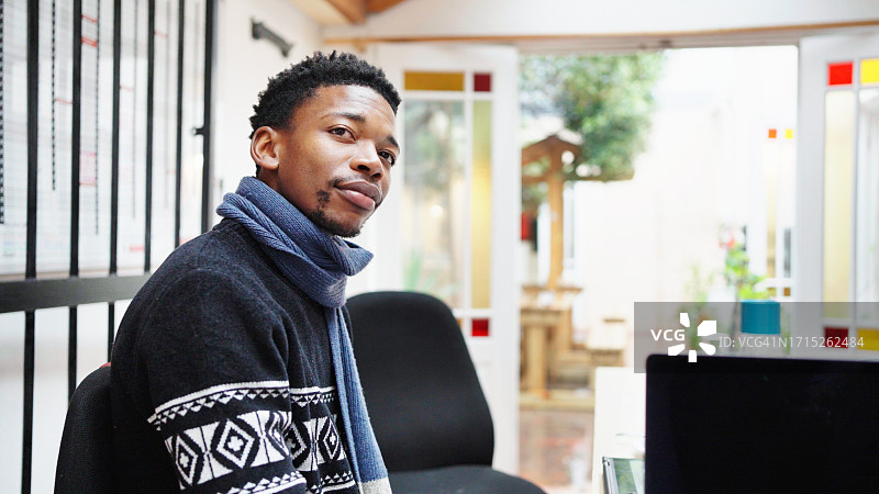 年轻商人在办公室会议中倾听图片素材