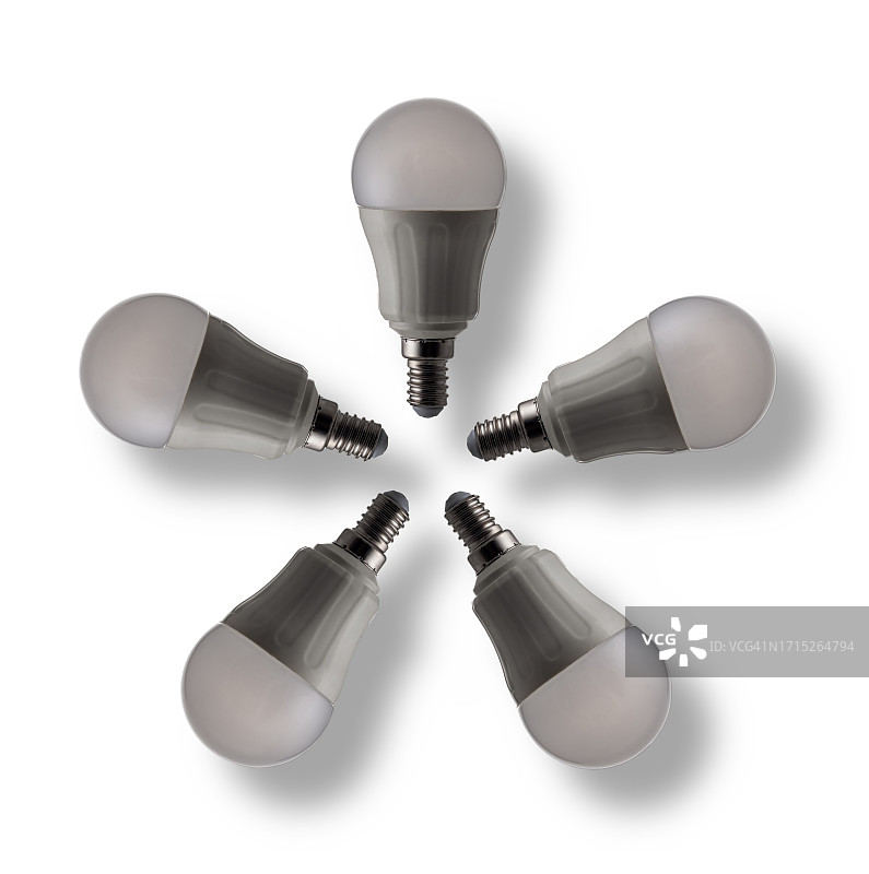 白色背景上带阴影的环形LED灯泡图片素材
