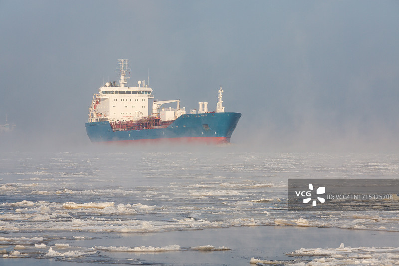 拉脱维亚里加港道加瓦河防波堤附近的货船冬季早晨景色图片素材