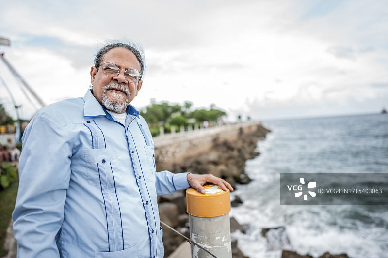 海滩码头上的年长男人肖像图片素材