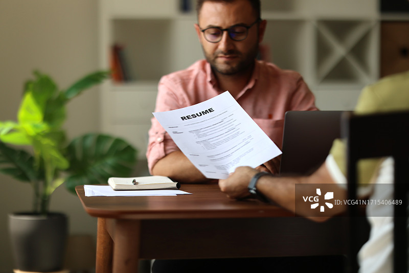 商人或人力资源经理正在审查简历信息图片素材