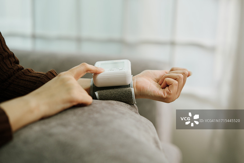 成年女性监测血压图片素材