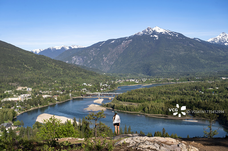 徒步旅行的女人图片素材