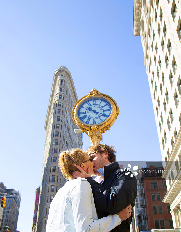 情侣接吻图片素材