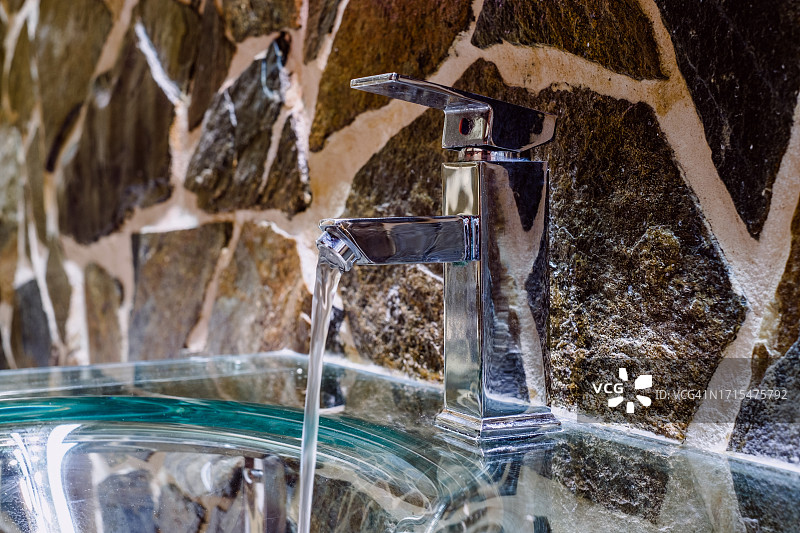 酒店浴室里迷人的玻璃洗脸盆图片素材