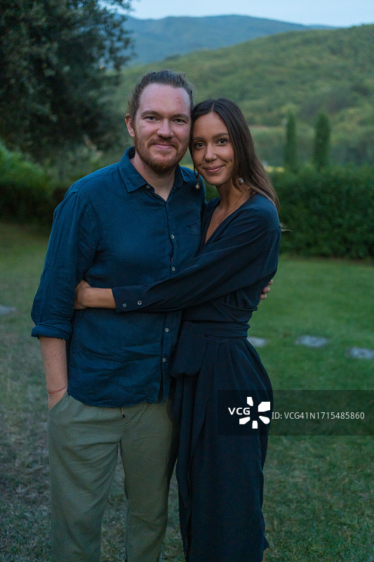 乡村的年轻情侣肖像图片素材