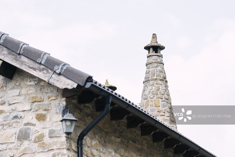 房屋外墙石制烟囱仰视图片素材