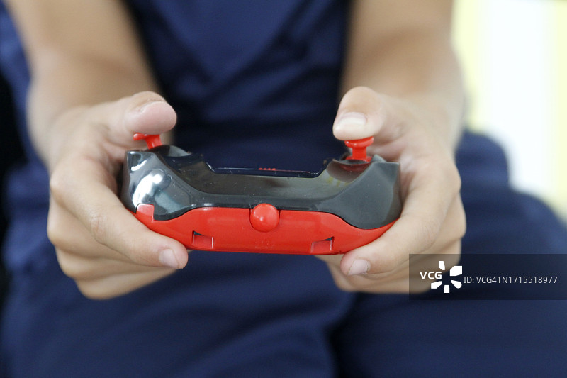 玩电子游戏的手的特写镜头图片素材