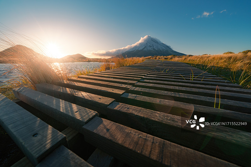 壮观的新西兰日出，塔拉纳基火山倒映在湖中图片素材