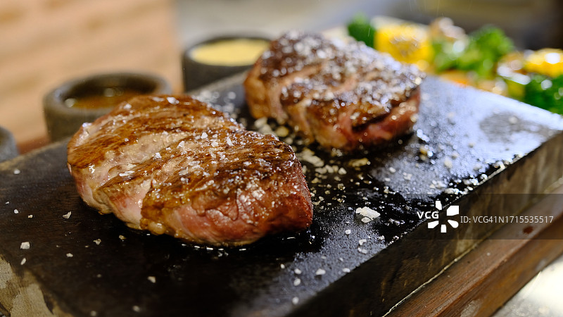 在石板上切割烤牛肉图片素材