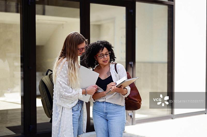 在办公楼前方的户外女商人图片素材