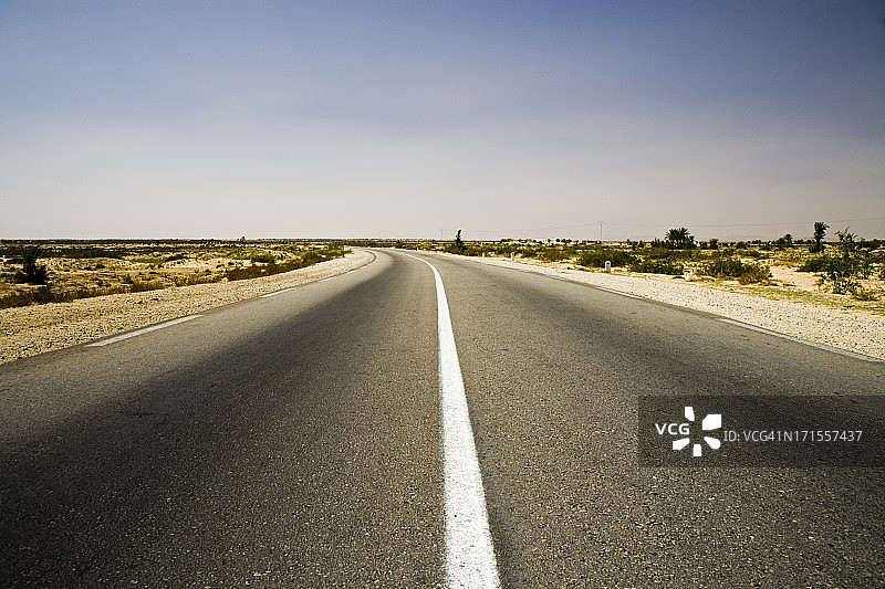 孤独的沙漠公路图片素材