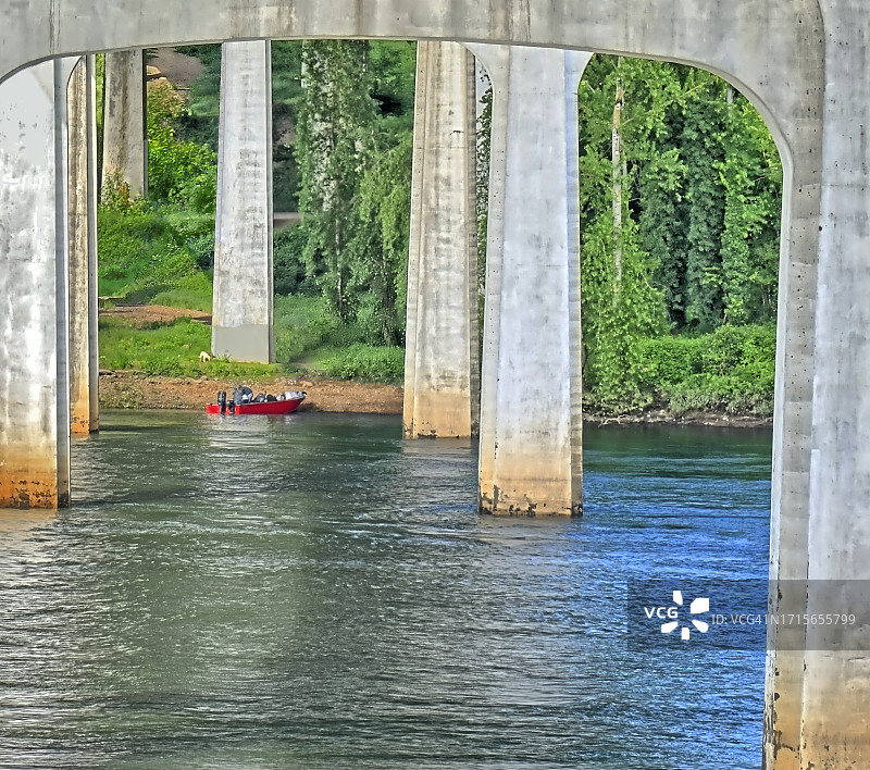 桥下的渔船图片素材