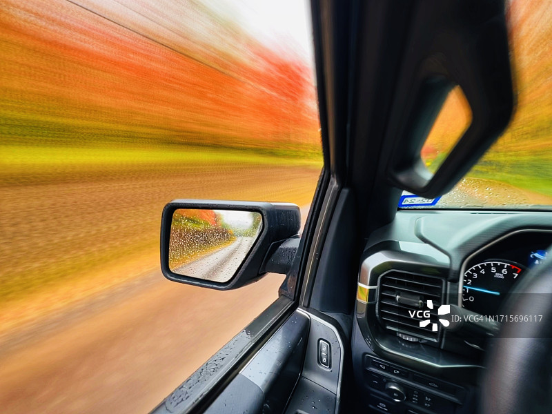 明尼苏达州卢岑的秋季红叶景观图片素材