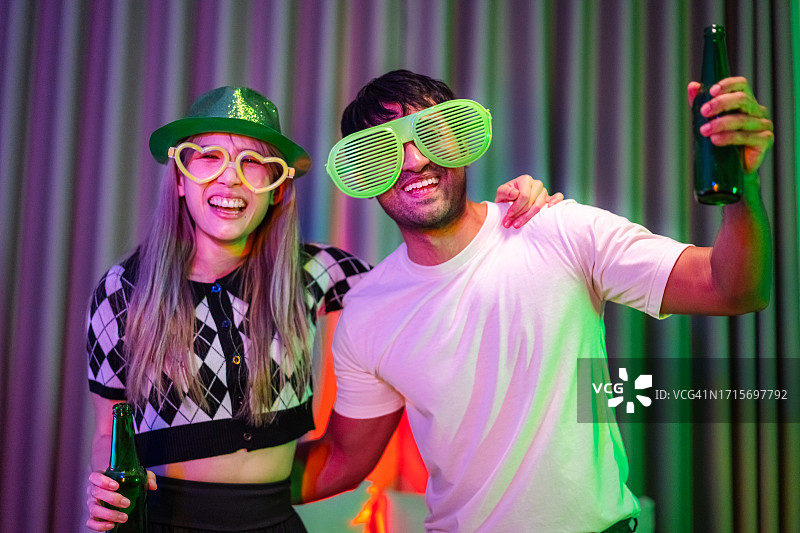 快乐的夫妇在节日庆祝活动中在房子里聚会跳舞图片素材