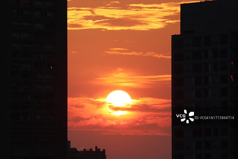 城市框架中的壮丽日落图片素材
