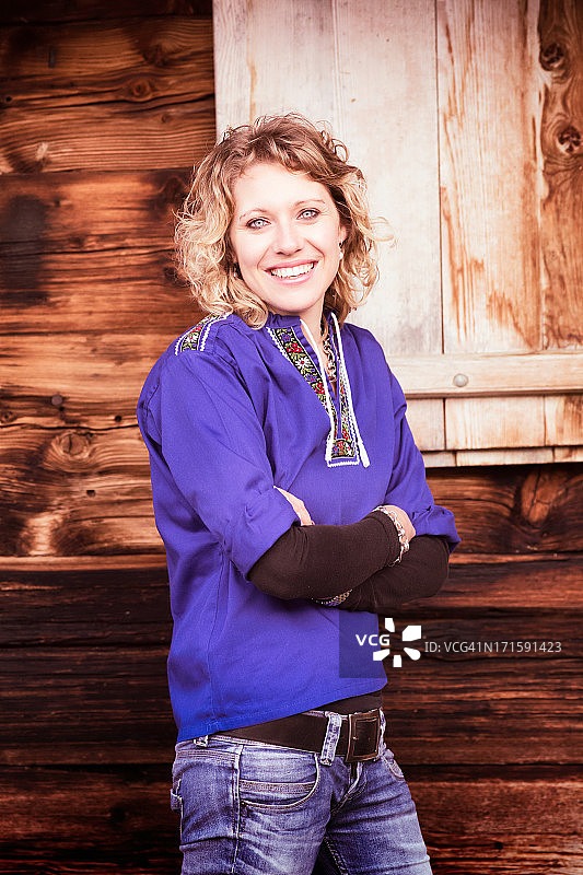 微笑的年轻瑞士女农民图片素材