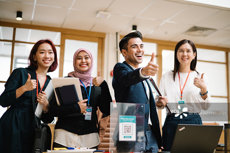 最佳亚洲多种族商业团队图片素材