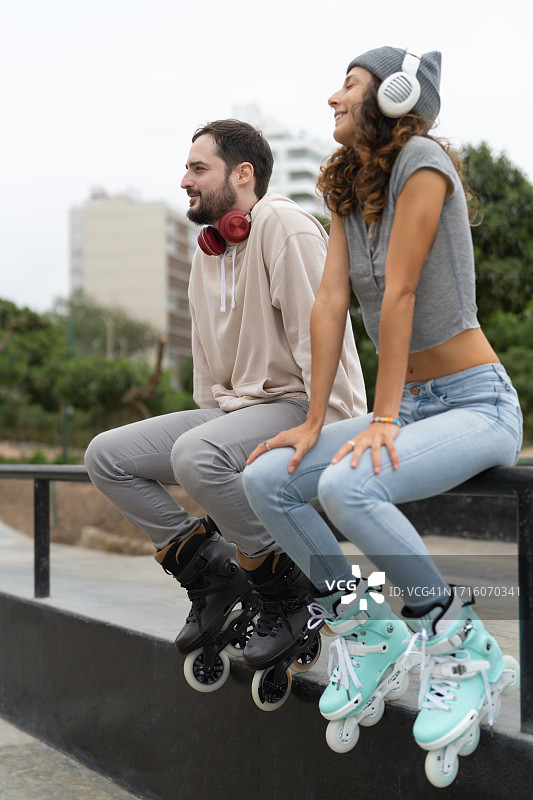 情侣溜完旱冰后坐下来休息图片素材
