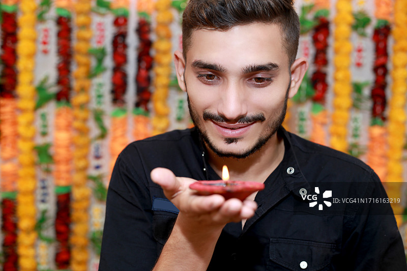 手持油灯的年轻男人图片素材
