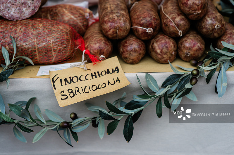 市场上出售的新鲜萨拉米香肠（意大利佛罗伦萨）图片素材