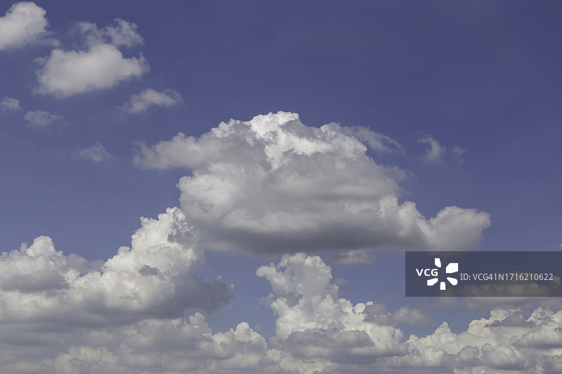 背景中的蓝天白云图片素材