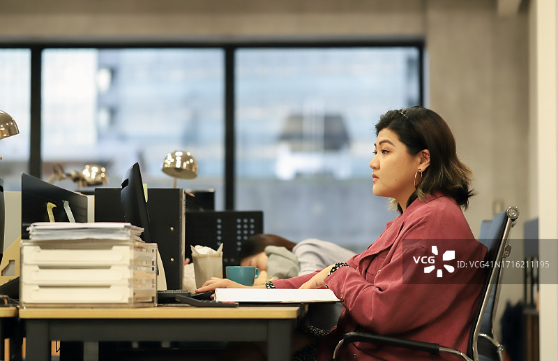 努力加班的亚洲女职员图片素材