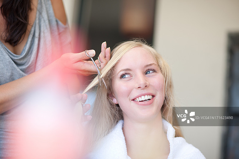 年轻女人理发图片素材
