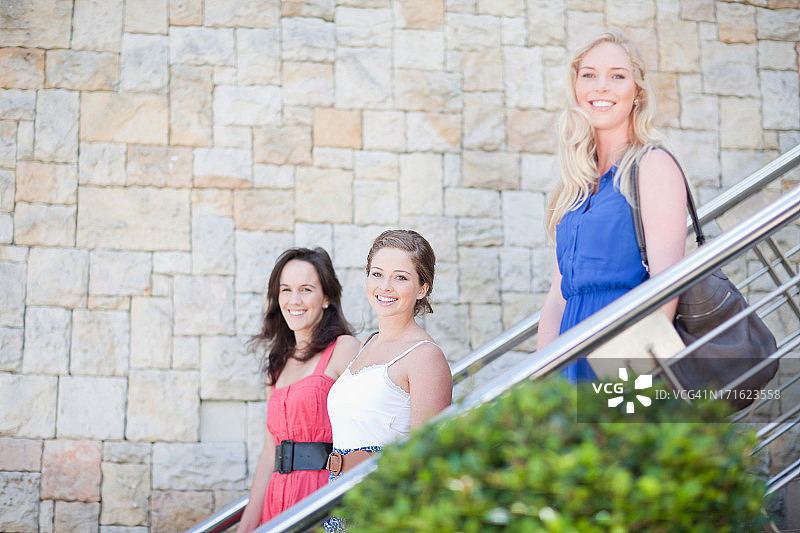 三个年轻女人图片素材