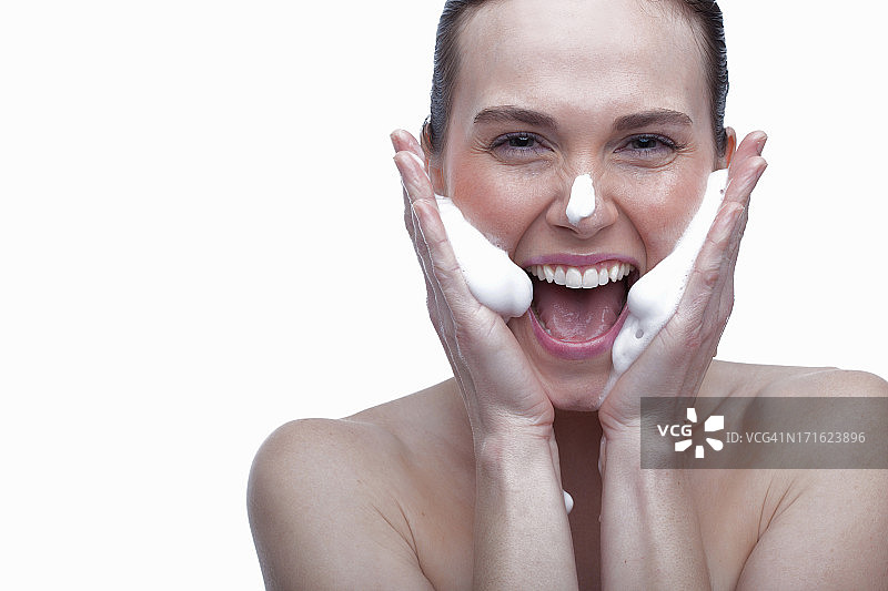 年轻女人清洁面部图片素材