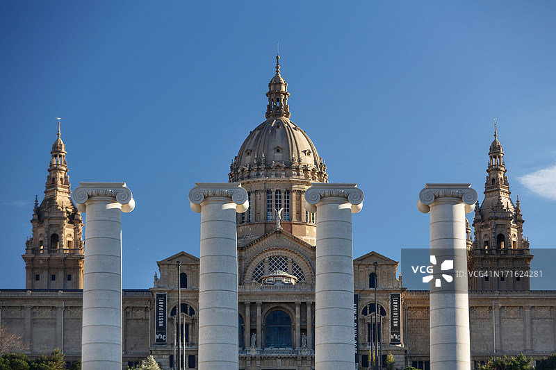 巴塞罗那，西班牙，蒙特惠奇山，加泰罗尼亚国家艺术博物馆，国家宫前的柱子图片素材