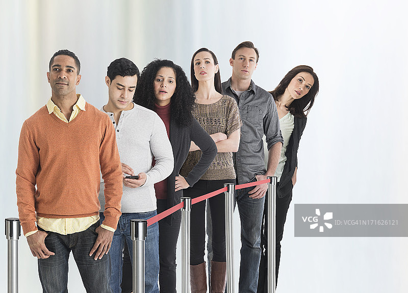 一群人排队等候图片素材